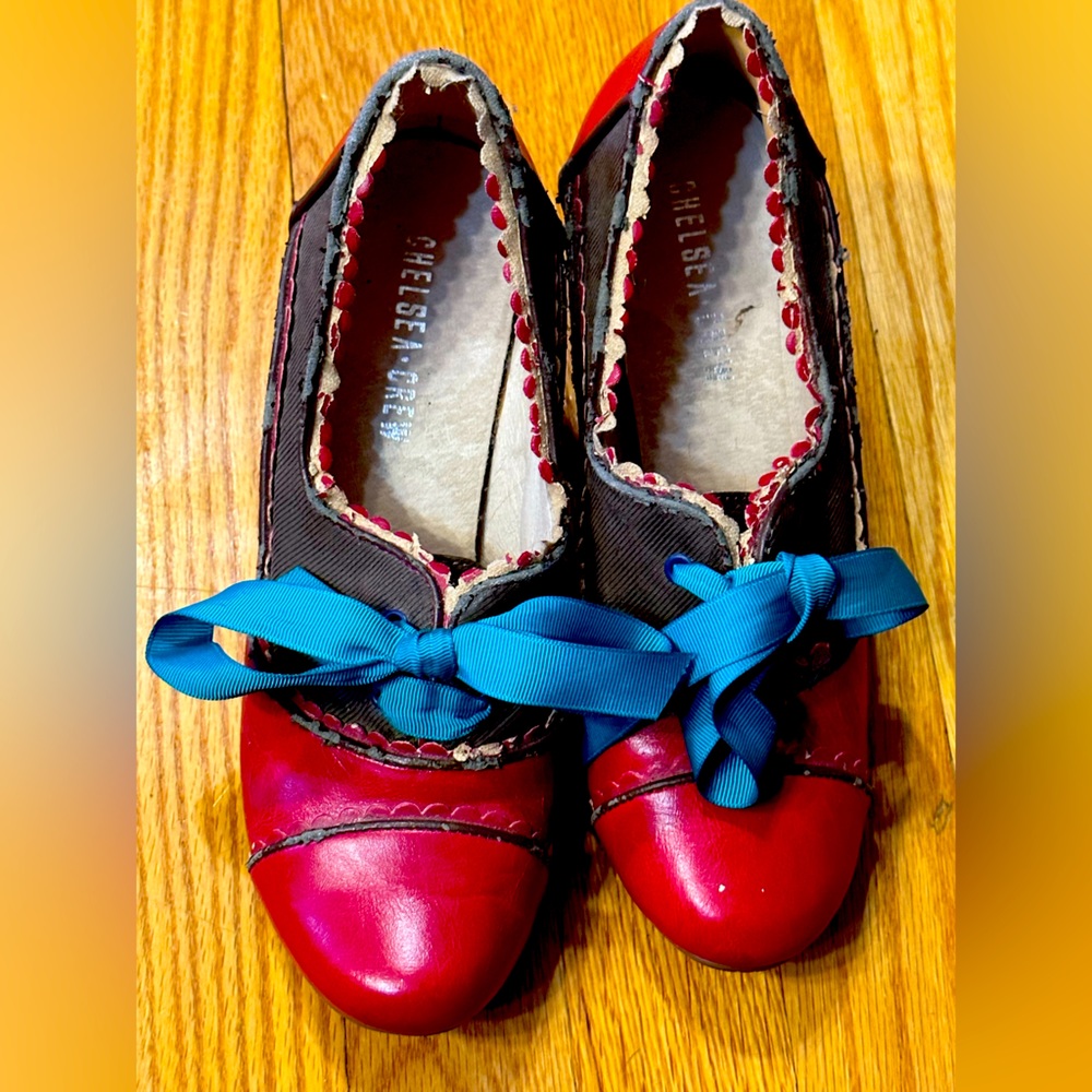 Walk back into the 40’s with these Chelsea Crew Vintage Heels!